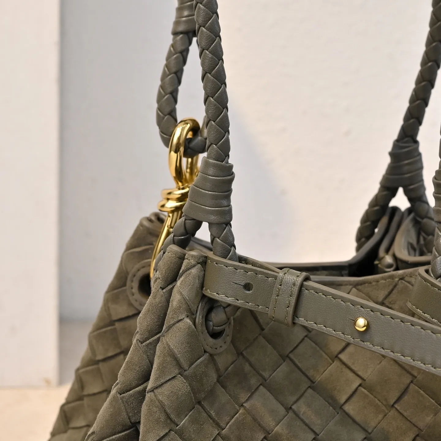 Batch 1760 BV's new intrecciato suede woven leather shoulder bag. It comes with a detachable cross-body strap. It comes with a mini bag inside. The appearance retains the unique design of BV woven. The parachute bag is a bag that makes people excited before seeing the actual thing. The small gold knot embellishment is full of simple and high-end sense to meet your needs in different occasions. Model: 6569 Size: 21X17X16.5cm